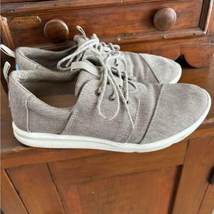 Women’s Tom’s size 9